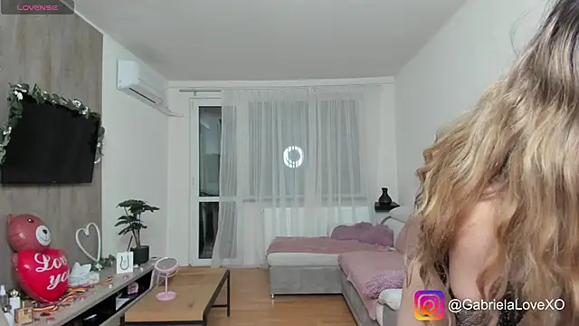 Snapshot of GabrielaLove_ chatting on March 5, 8:10 pm GabrielaLove online show from March 5, 8:10 pm