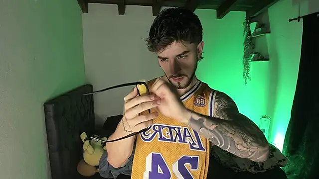 Snapshot of Valentino_Xander chatting on March 22, 1:54 am Valentino Xander online show from March 22, 1:54 am