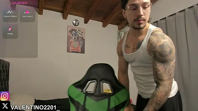 Snapshot of Valentino_Xander chatting on October 6, 4:54 am Valentino Xander online show from October 6, 4:54 am