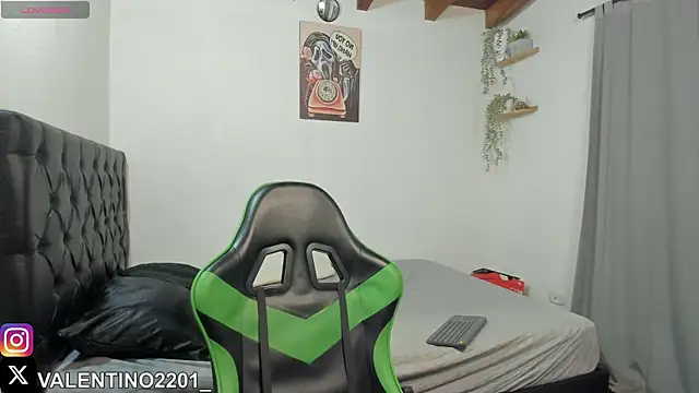 Snapshot of Valentino_Xander chatting on October 10, 12:31 am Valentino Xander online show from October 10, 12:31 am