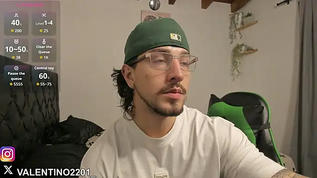 Snapshot of Valentino_Xander chatting on October 13, 1:05 am Valentino Xander online show from October 13, 1:05 am