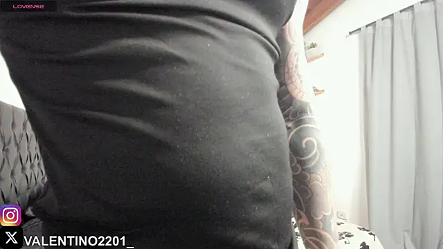 Snapshot of Valentino_Xander chatting on October 18, 12:24 am Valentino Xander online show from October 18, 12:24 am