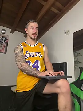 Snapshot of Valentino_Xander chatting on November 7, 12:43 am Valentino Xander online show from November 7, 12:43 am