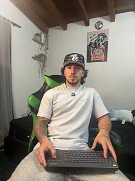 Snapshot of Valentino_Xander chatting on November 21, 11:36 pm Valentino Xander online show from November 21, 11:36 pm