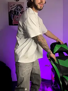 Snapshot of Valentino_Xander chatting on January 7, 1:19 am Valentino Xander online show from January 7, 1:19 am