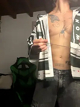 Snapshot of Valentino_Xander chatting on January 14, 3:34 am Valentino Xander online show from January 14, 3:34 am