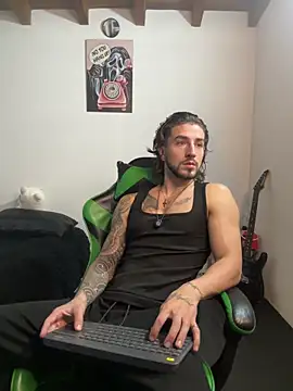 Snapshot of Valentino_Xander chatting on January 19, 3:43 am Valentino Xander online show from January 19, 3:43 am