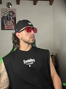 Snapshot of Valentino_Xander chatting on February 1, 3:38 am Valentino Xander online show from February 1, 3:38 am