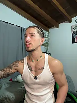 Snapshot of Valentino_Xander chatting on February 20, 3:47 am Valentino Xander online show from February 20, 3:47 am