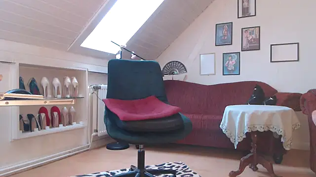 Snapshot of GinaBlonde chatting on January 5, 12:21 pm GinaBlonde online show from January 5, 12:21 pm