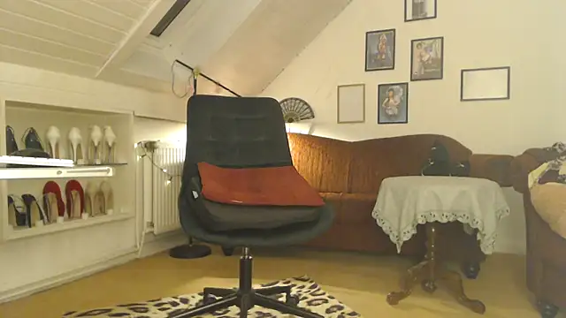 Snapshot of GinaBlonde chatting on January 6, 12:37 am GinaBlonde online show from January 6, 12:37 am