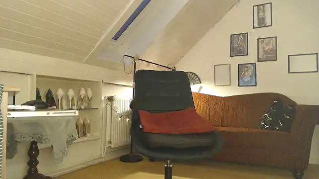 Snapshot of GinaBlonde chatting on January 13, 6:49 am GinaBlonde online show from January 13, 6:49 am