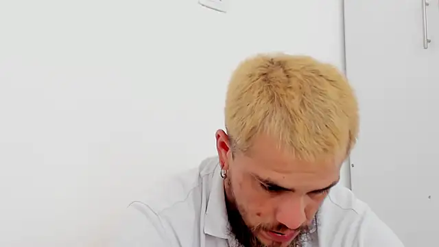 Snapshot of Beard_xox chatting on June 8, 4:18 pm Beard xox online show from June 8, 4:18 pm