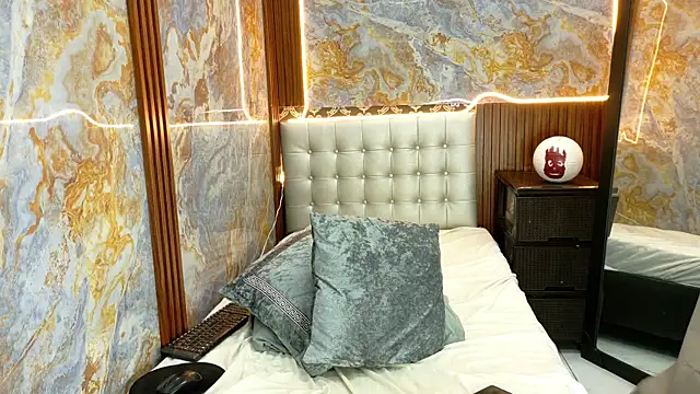 Snapshot of _Jessi29_ chatting on October 8, 10:40 pm  Jessi29  online show from October 8, 10:40 pm