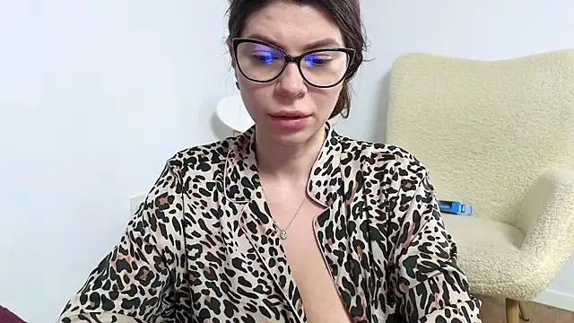 Jullyenn3 online show from February 19, 5:49 pm