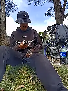 Snapshot of Cuervo_maniaco chatting on December 18, 4:35 pm Cuervo maniaco online show from December 18, 4:35 pm