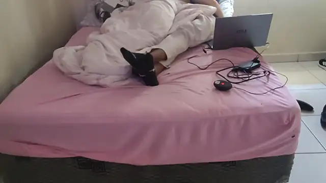 Snapshot of RenziTatte chatting on September 25, 6:11 pm RenziTatte online show from September 25, 6:11 pm