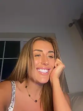 Snapshot of UKSYDNEYFOX chatting on February 16, 1:36 am UKSYDNEYFOX online show from February 16, 1:36 am