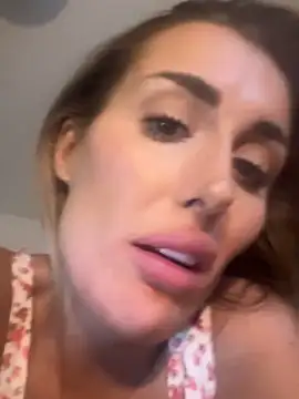 Snapshot of UKSYDNEYFOX chatting on February 19, 9:47 pm UKSYDNEYFOX online show from February 19, 9:47 pm