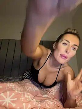 Snapshot of UKSYDNEYFOX chatting on February 21, 9:43 pm UKSYDNEYFOX online show from February 21, 9:43 pm