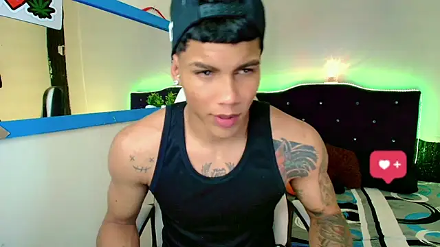 Snapshot of Damian_latinxxx chatting on February 5, 1:04 am Damian latinxxx online show from February 5, 1:04 am