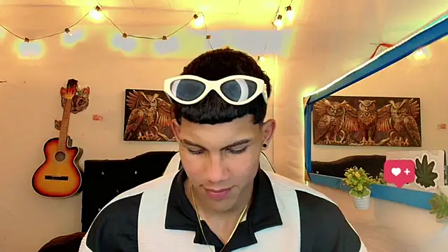 Snapshot of Damian_latinxxx chatting on February 8, 2:47 am Damian latinxxx online show from February 8, 2:47 am