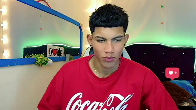 Snapshot of Damian_latinxxx chatting on February 9, 8:33 am Damian latinxxx online show from February 9, 8:33 am