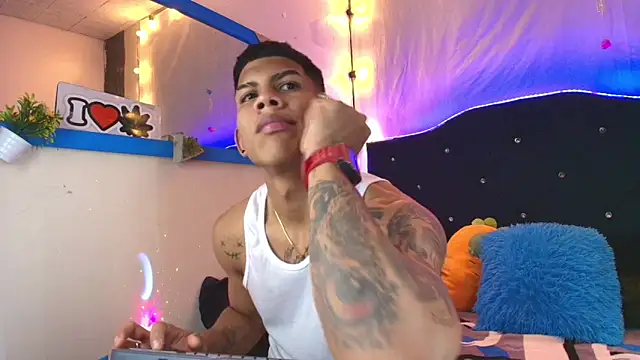 Snapshot of Damian_latinxxx chatting on February 12, 9:10 am Damian latinxxx online show from February 12, 9:10 am