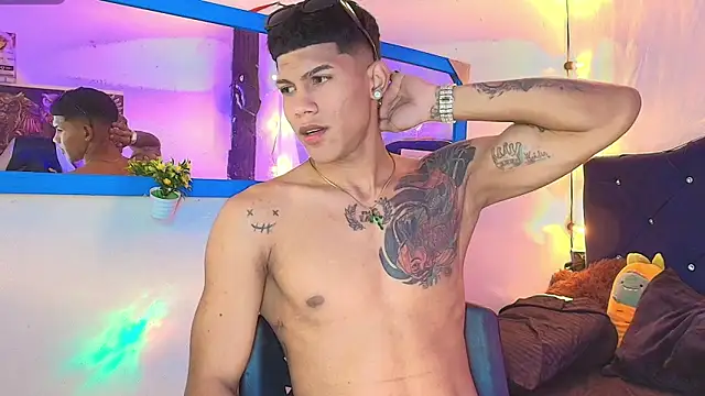 Snapshot of Damian_latinxxx chatting on February 13, 9:41 am Damian latinxxx online show from February 13, 9:41 am