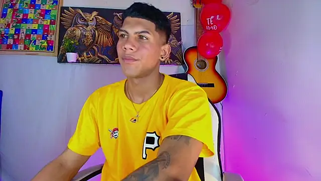 Snapshot of Damian_latinxxx chatting on February 15, 10:10 pm Damian latinxxx online show from February 15, 10:10 pm