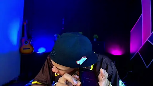 Snapshot of Damian_latinxxx chatting on February 25, 3:09 am Damian latinxxx online show from February 25, 3:09 am