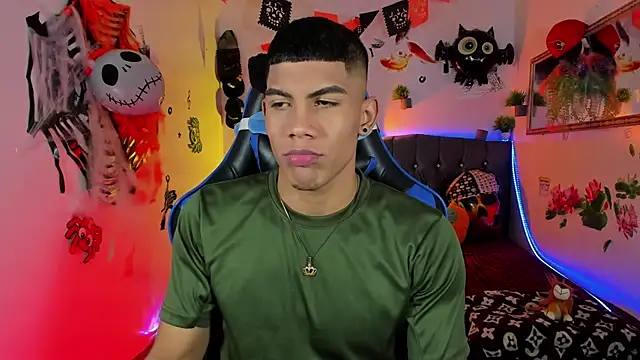 Snapshot of Damian_latinxxx chatting on October 28, 3:10 am Damian latinxxx online show from October 28, 3:10 am