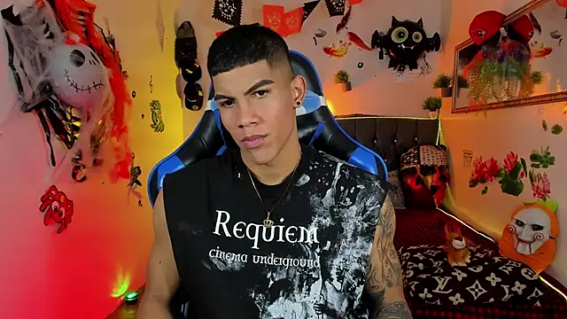 Snapshot of Damian_latinxxx chatting on October 31, 3:07 am Damian latinxxx online show from October 31, 3:07 am