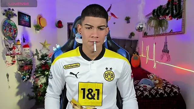 Snapshot of Damian_latinxxx chatting on December 1, 3:11 am Damian latinxxx online show from December 1, 3:11 am