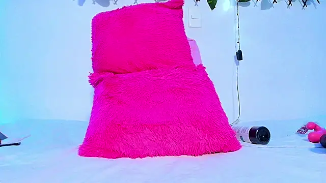 Snapshot of Aleesha_17 chatting on December 7, 10:34 am Aleesha 17 online show from December 7, 10:34 am