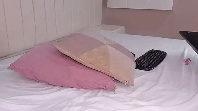 Snapshot of Littleolivia_ chatting on March 15, 7:48 pm Littleolivia online show from March 15, 7:48 pm