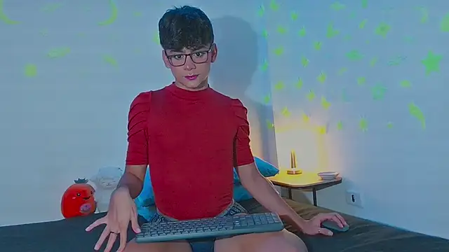 Snapshot of arnold_laurent_ chatting on December 1, 11:04 pm arnold laurent online show from December 1, 11:04 pm