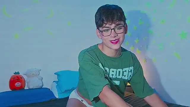 Snapshot of arnold_laurent_ chatting on December 2, 11:51 pm arnold laurent online show from December 2, 11:51 pm