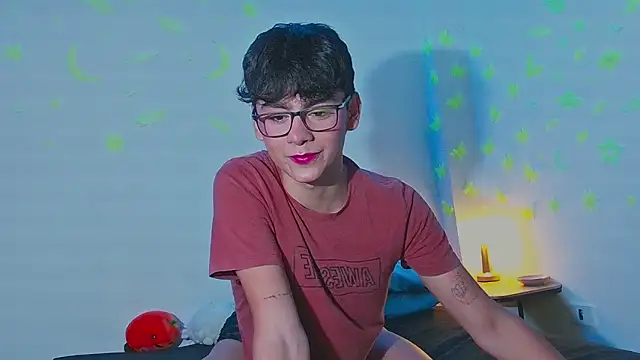 Snapshot of arnold_laurent_ chatting on December 6, 11:14 pm arnold laurent online show from December 6, 11:14 pm