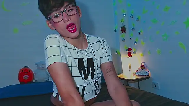 Snapshot of arnold_laurent_ chatting on December 8, 10:57 pm arnold laurent online show from December 8, 10:57 pm