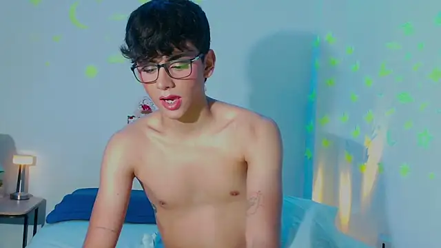 Snapshot of arnold_laurent_ chatting on December 17, 4:12 am arnold laurent online show from December 17, 4:12 am