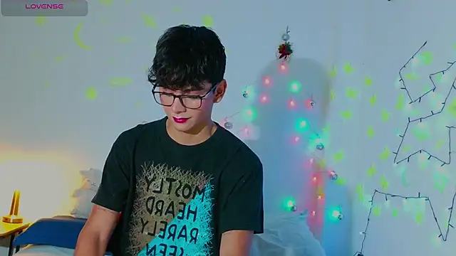 Snapshot of arnold_laurent_ chatting on December 20, 11:16 pm arnold laurent online show from December 20, 11:16 pm