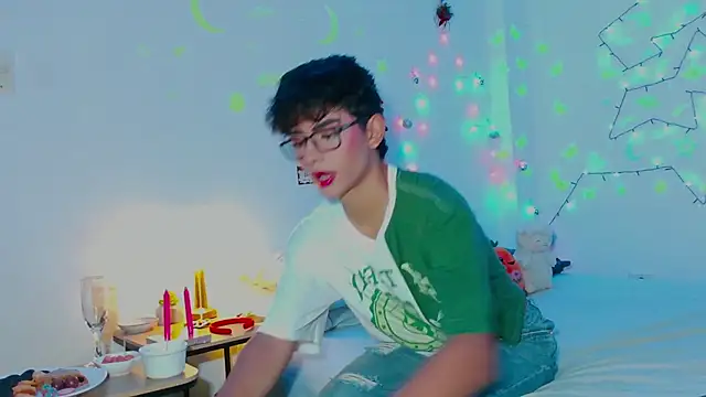 Snapshot of arnold_laurent_ chatting on December 24, 6:50 pm arnold laurent online show from December 24, 6:50 pm