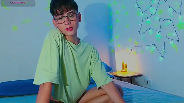 Snapshot of arnold_laurent_ chatting on January 4, 9:41 pm arnold laurent online show from January 4, 9:41 pm