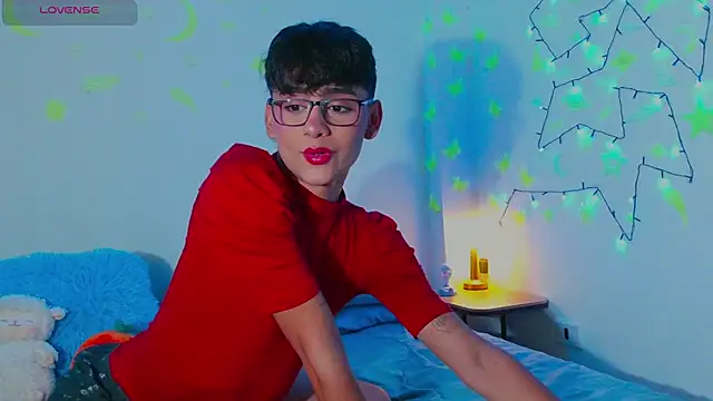 Snapshot of arnold_laurent_ chatting on January 5, 10:19 pm arnold laurent online show from January 5, 10:19 pm