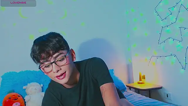 Snapshot of arnold_laurent_ chatting on January 6, 10:37 pm arnold laurent online show from January 6, 10:37 pm