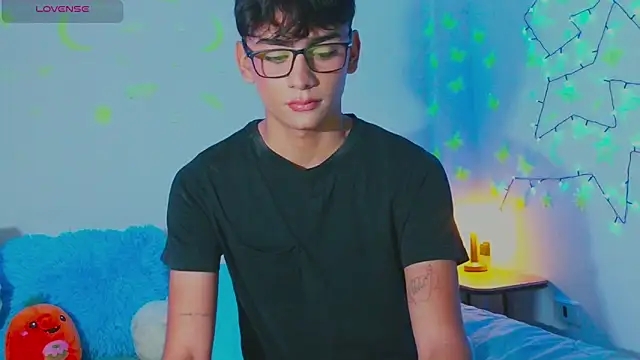 Snapshot of arnold_laurent_ chatting on January 7, 2:10 am arnold laurent online show from January 7, 2:10 am