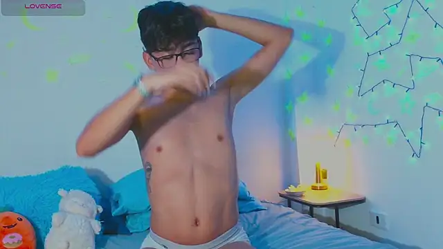 Snapshot of arnold_laurent_ chatting on January 9, 12:03 am arnold laurent online show from January 9, 12:03 am