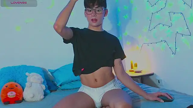 Snapshot of arnold_laurent_ chatting on January 16, 11:37 pm arnold laurent online show from January 16, 11:37 pm