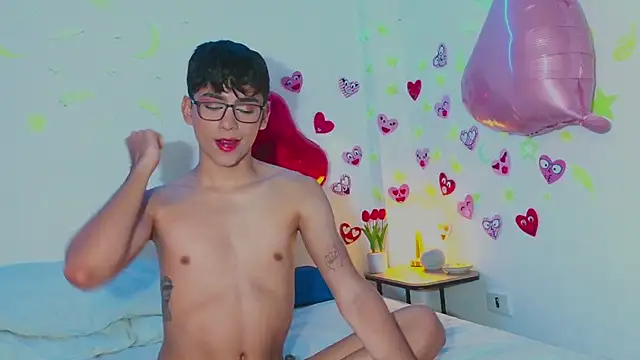 Snapshot of arnold_laurent_ chatting on February 14, 1:13 am arnold laurent online show from February 14, 1:13 am